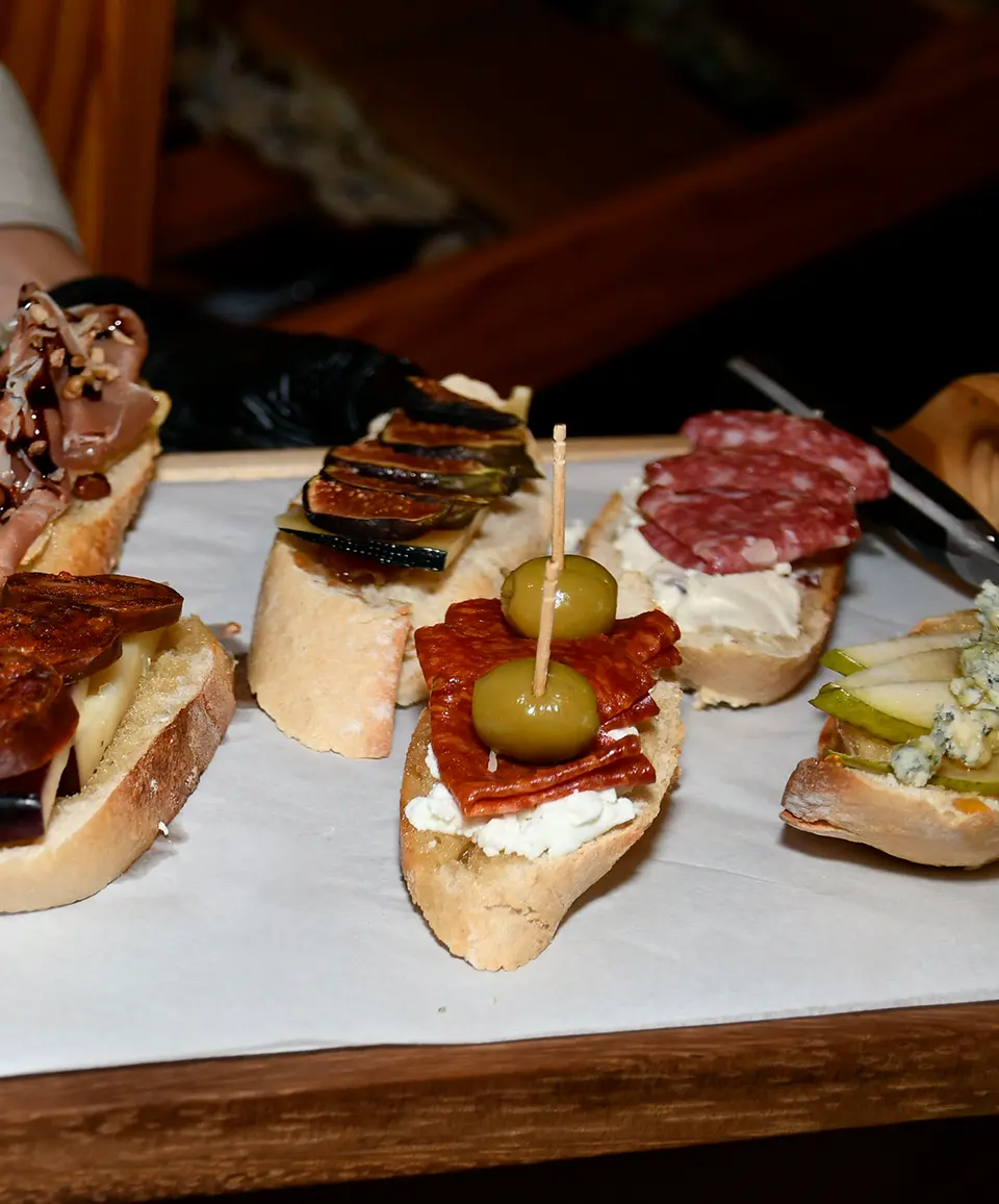 Tapas de queso con aceituna y jamón