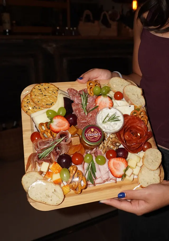 Una tabla recién montada, llevada a la mesa en su bandeja de madera.