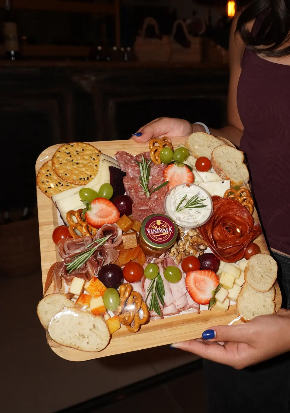 Una tabla recién montada, llevada a la mesa en su bandeja de madera.